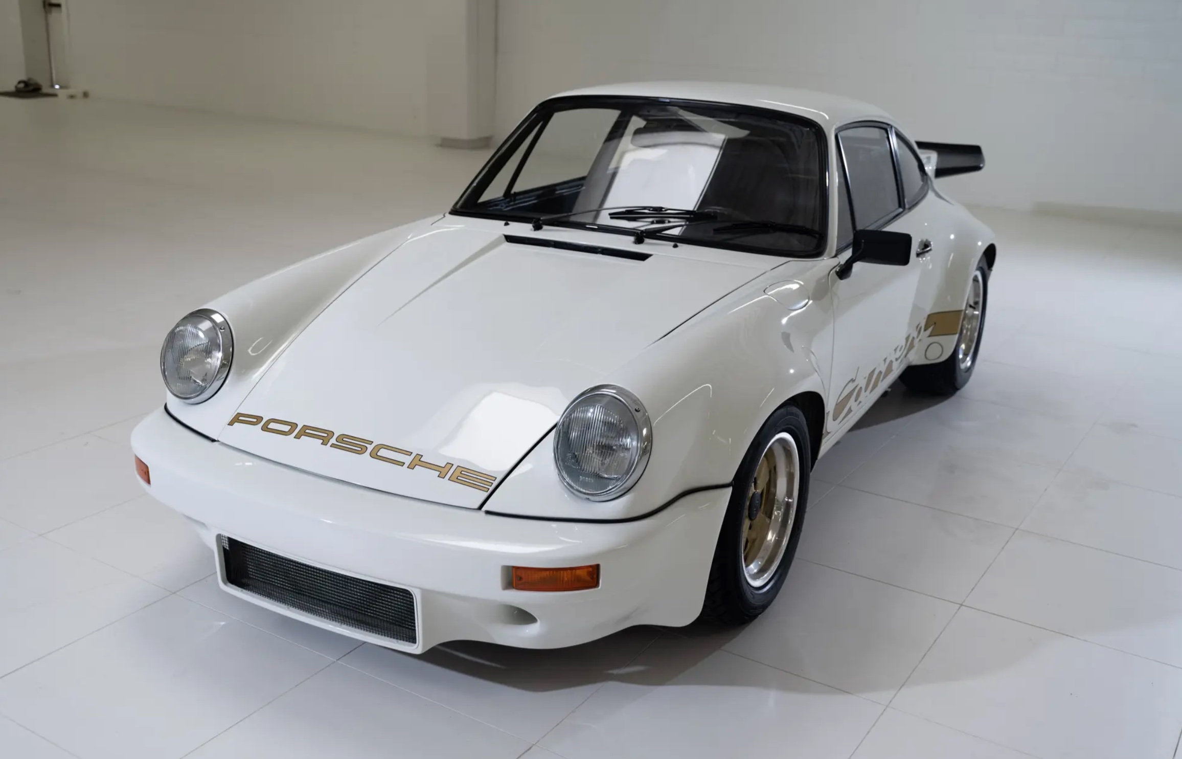 White Porsche 911 Carrera RS 3.0 studio photo, left front